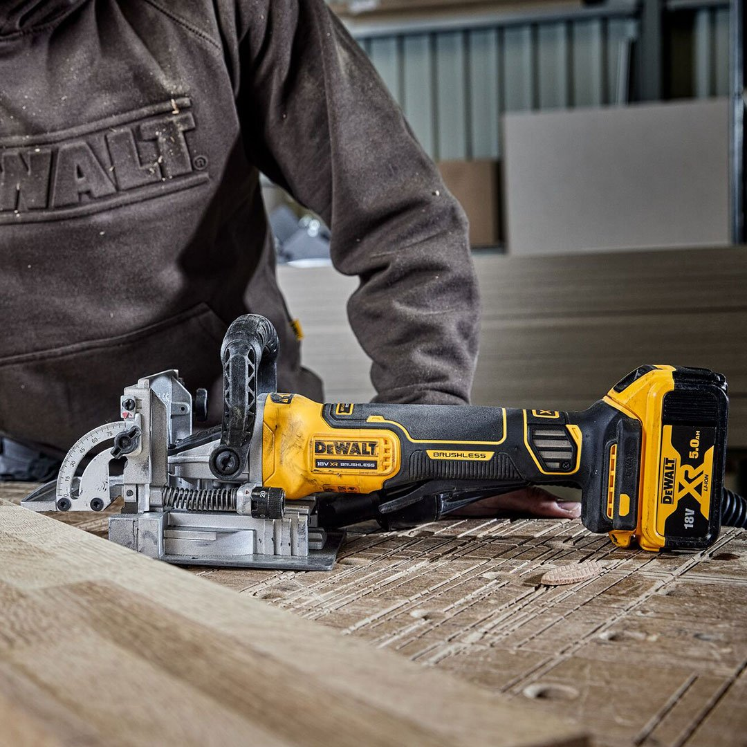 DeWalt aku glodalica za drvo - kekserica DCW682NT 18V, kofer