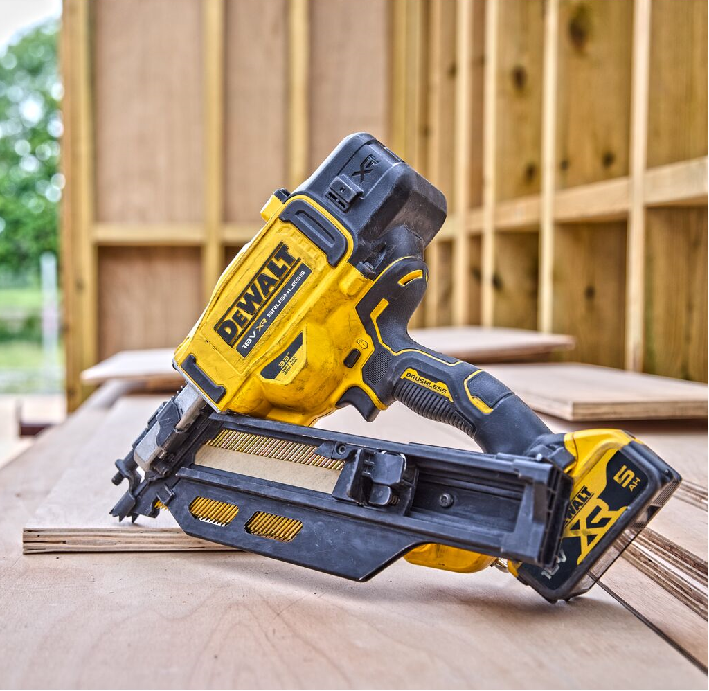 DeWalt aku pištolj za čavle – čavlerica DCN930P2 2x5,0Ah 90mm 33°