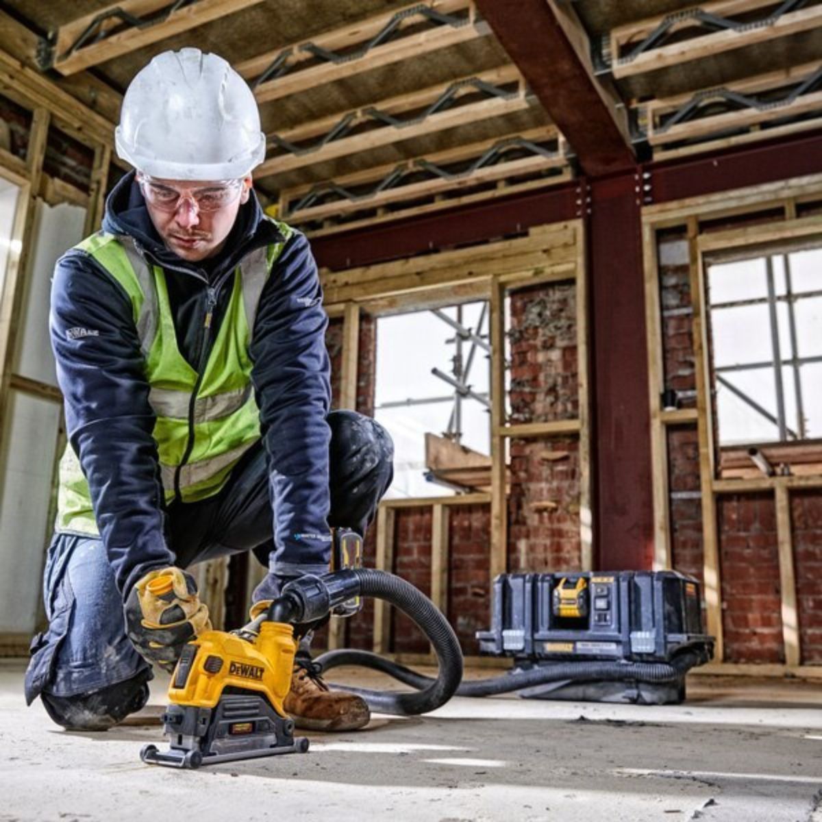 DeWalt kutna brusilica DWE46107 1400W 125mm + štitnik za usisavanje - Slika 4